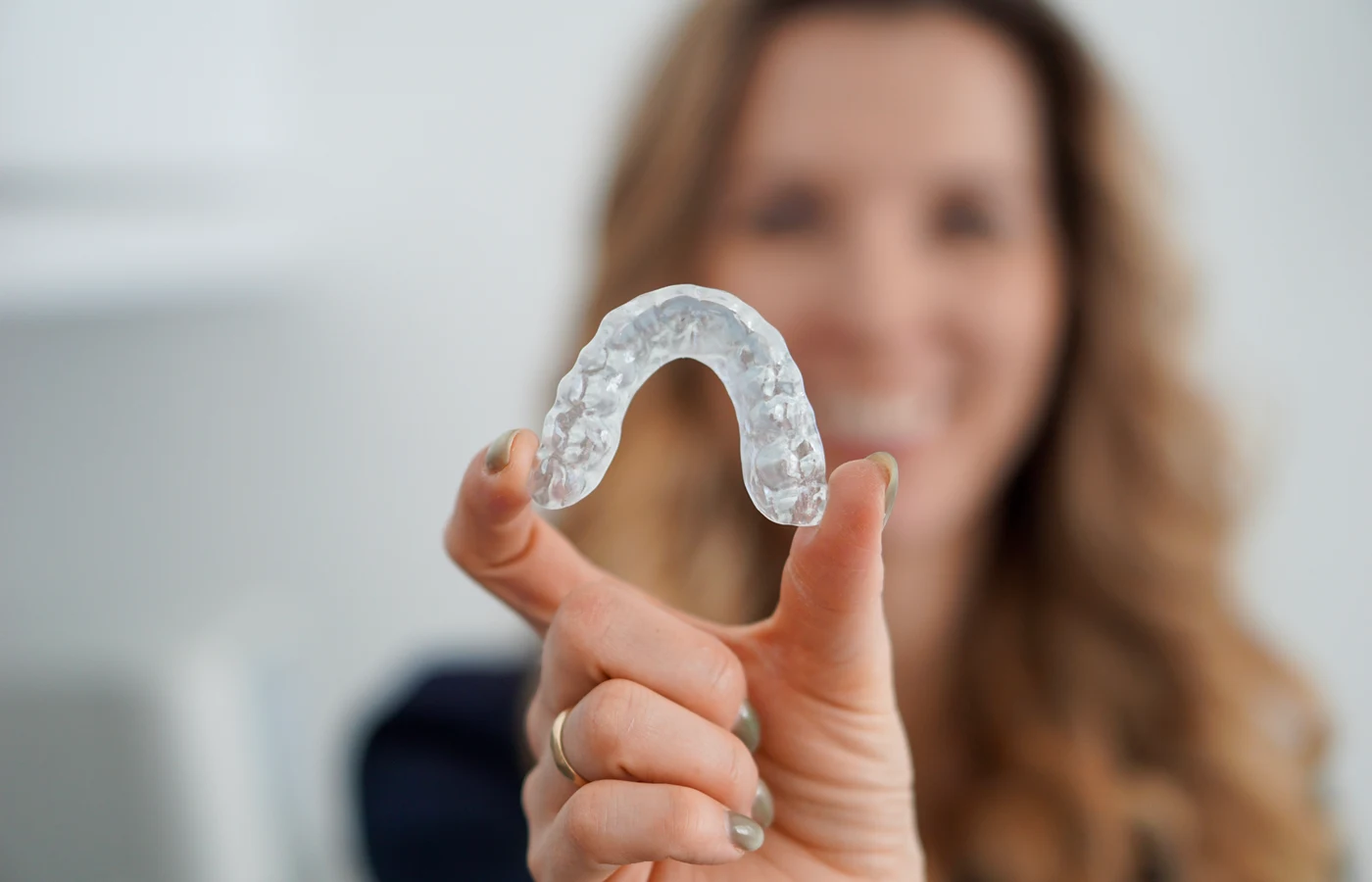 Láthatatlan fogszabályozó sín implantáció előtti helyteremtéshez