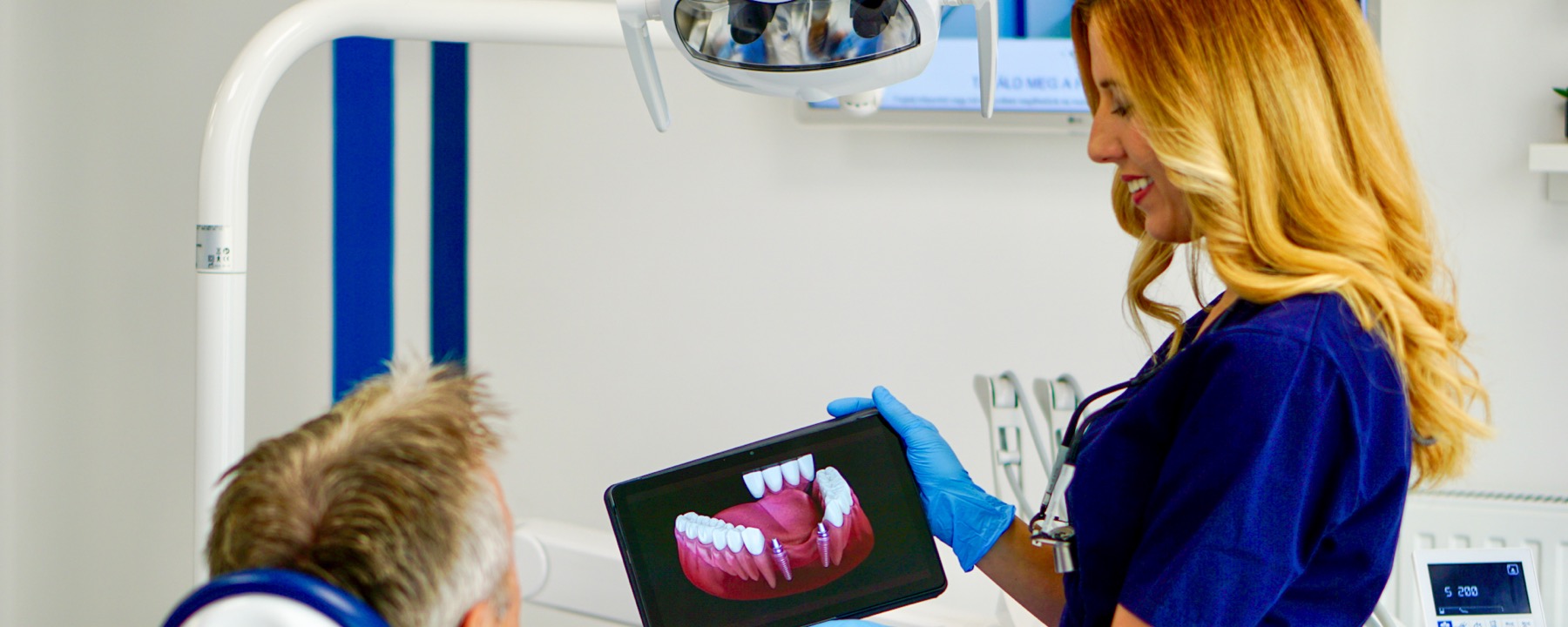 Rögzített fogsor implantátummal digitális tervezés közben
