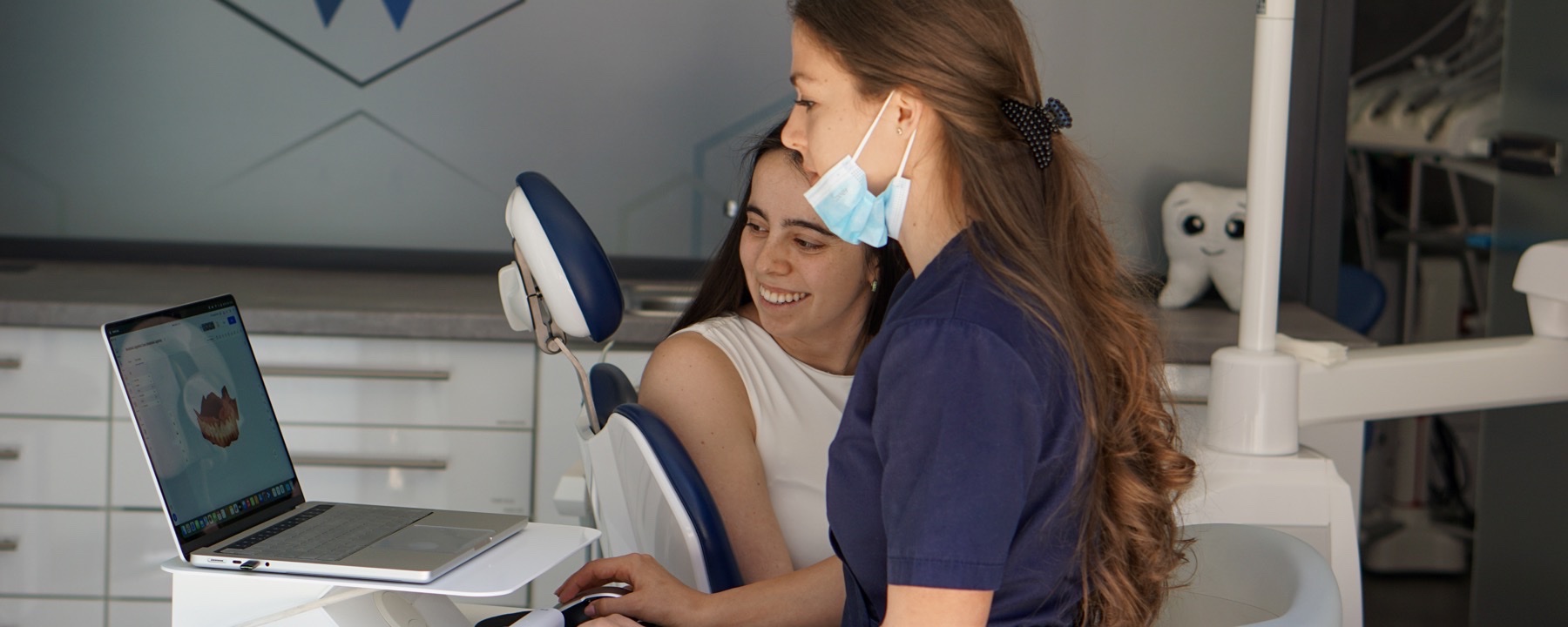 Digital consultation showing a patient a three-dimensional dental treatment plan